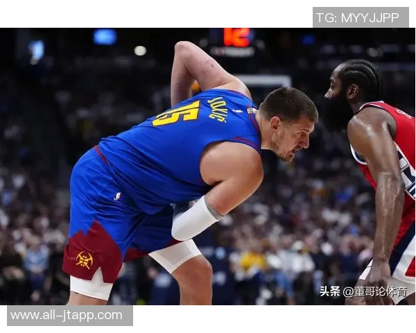 曼奇尼比赛中再施奇招挑衅对手摸臀飞吻引发对方一笑置之